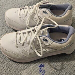 New Balance womens  size 7 wide